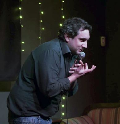 Seltz – Palco aperto, da Zō “Pompieri e aeroporti”, la Stand Up Comedy di Emanuele Pantano