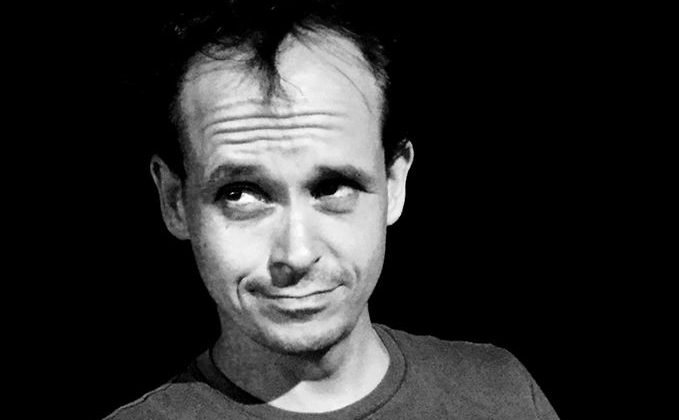 “Uomo maturo”, riflessioni tra “humour” e “liscìa” di un attore inglese in Sicilia