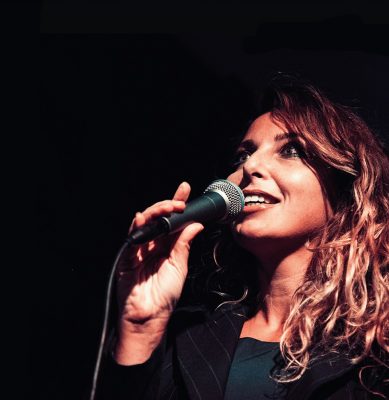 Da Zō “Terapia di gruppo”, il flusso di coscienza della stand up comédienne Chiara Becchimanzi