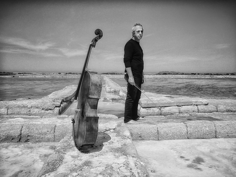 Al Teatro Sangiorgi di Catania Giovanni Sollima guida un’orchestra di tredici violoncelli per il Festival InterSezioni