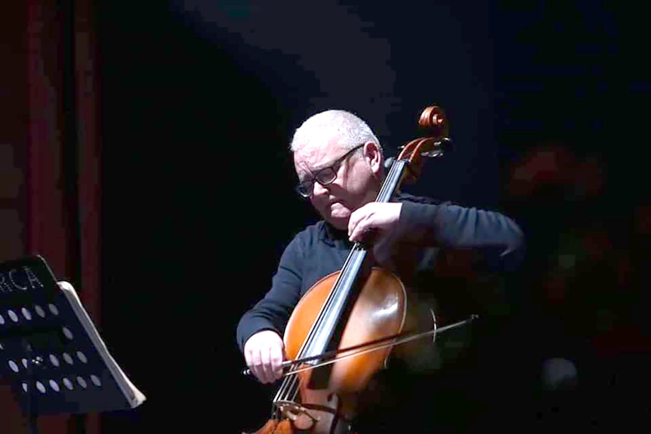 Il violoncellista Pjeter Guralumi porta la musica albanese contemporanea al Festival InterSezioni