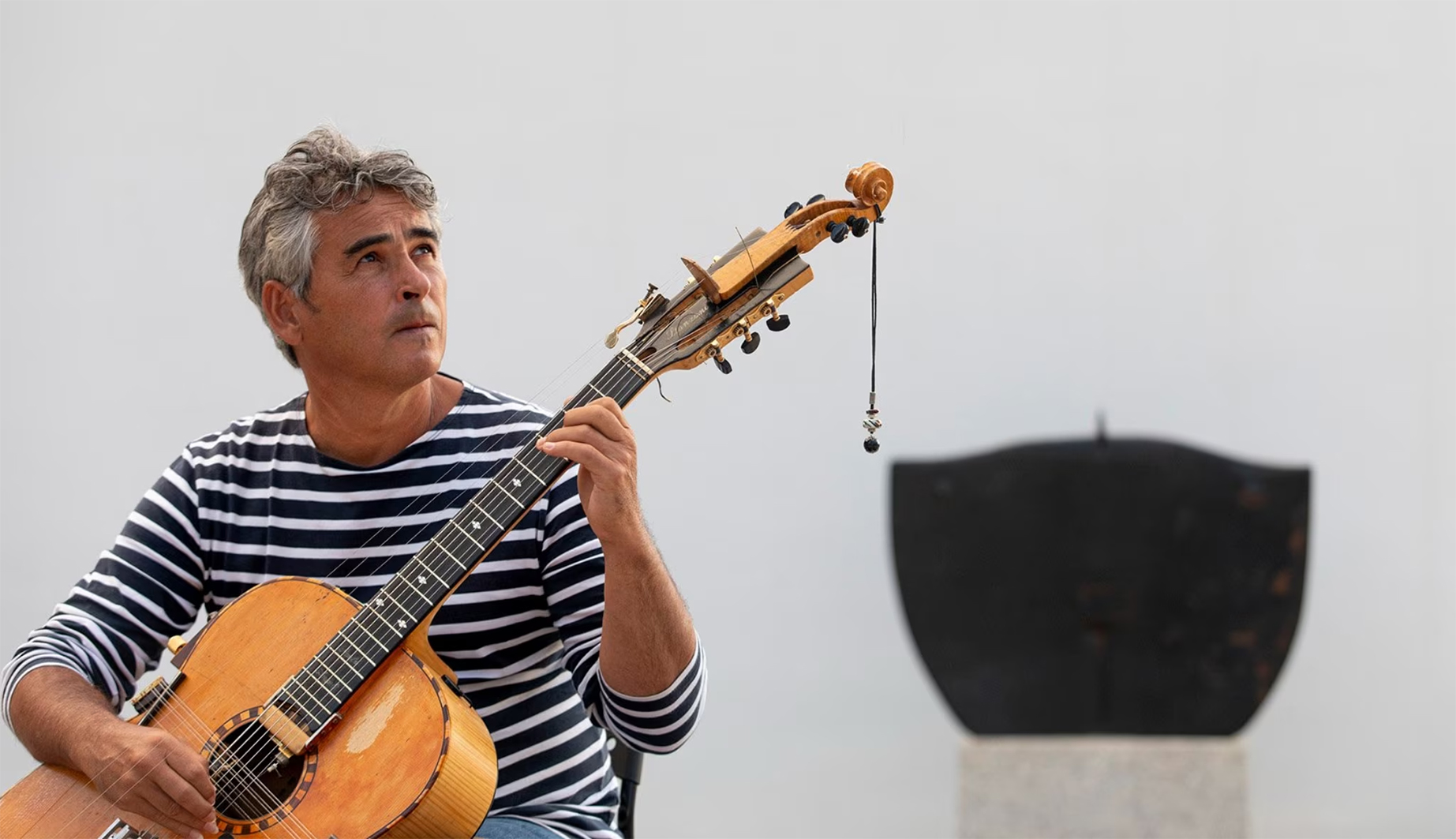 “Chalermo evolution” e “Raizes”, a Catania Paolo Angeli e la sua chitarra sarda preparata si fanno in due