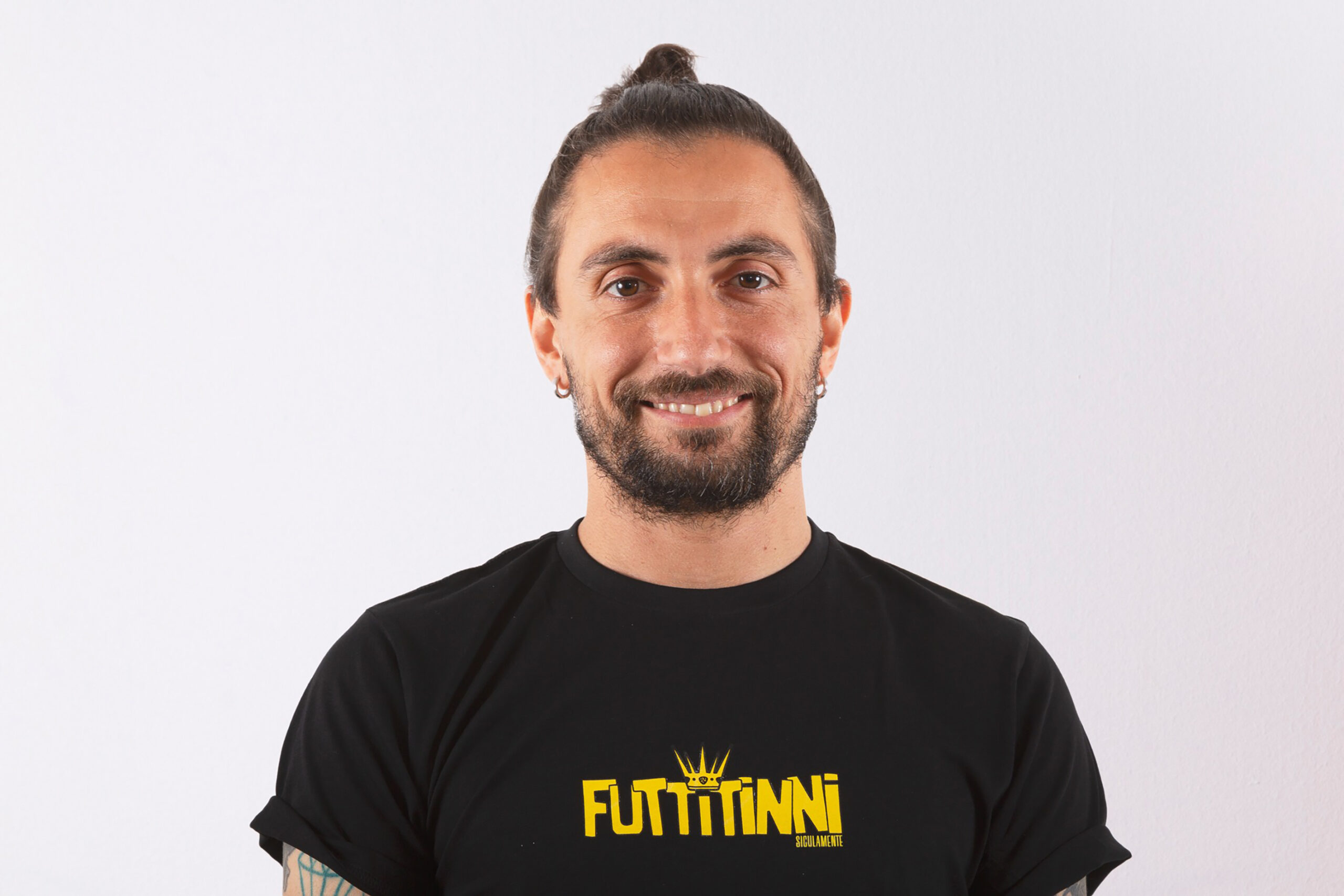 Chris Clun in scena a Palermo con il nuovo “Gatti, Parigi e dottore indiano”