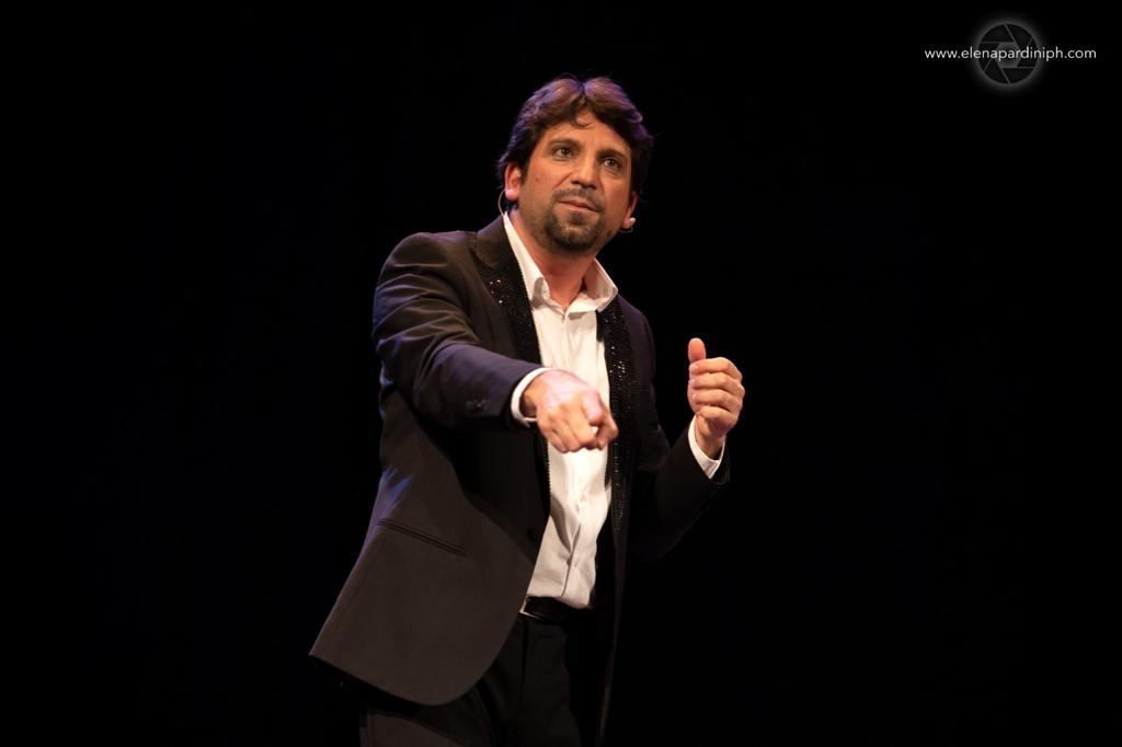 A Catania e Palermo “Io Vergine, Tu Pesci?”, l’oroscopo astrocomico di e con Giuseppe Sorgi