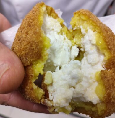 Calogero Matina presenta nella sua Favara “Il sole da mangiare” il libro che mette pace tra arancino e arancina