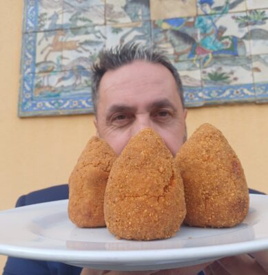 A San Martino delle Scale “Il sole da mangiare” il libro di Calogero Matina che mette pace tra arancina e arancino